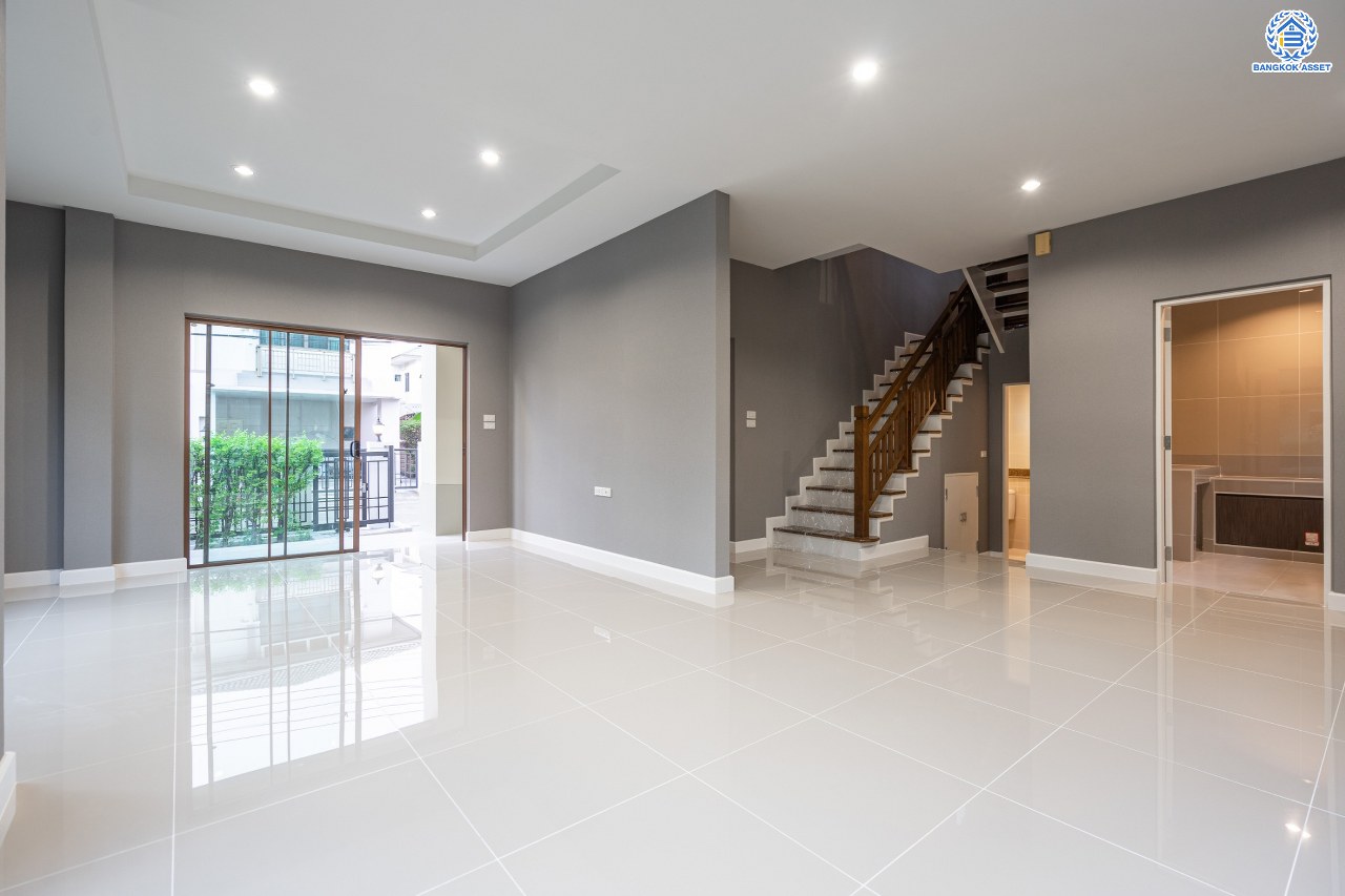 บ้านมือสองตกแต่งใหม่ ทำเลใจกลางเมือง โครงการ บุราสิริ งามวงศ์วาน-ประชาชื่น บ้านหลังใหญ่ เนื้อที่ 56.2 ตร.ว. ฟังก์ชัน 3 ห้องนอน 3 ห้องน้ำ 2 ที่จอดรถ พื้นที่ใช้สอย 183 ตร.ม. เชื่อมต่อถนนหลายสาย ใกล้เดอะมอลล์ งามวงศ์วาน และจุดขึ้นทางด่วนงามวงศ์วาน